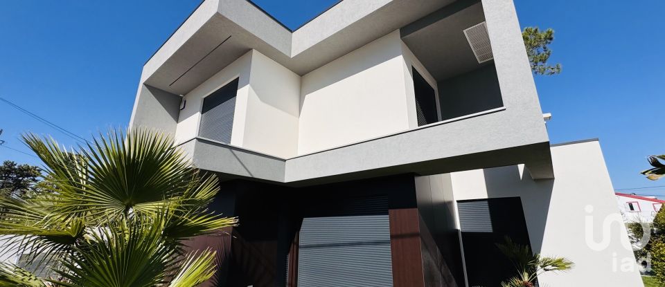 Moradia T3 em Charneca De Caparica E Sobreda de 170 m²