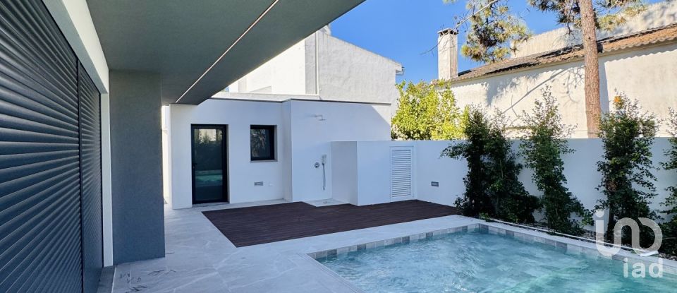 Moradia T3 em Charneca De Caparica E Sobreda de 170 m²