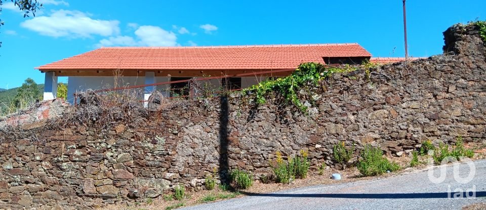 Moradia T2 em Alvares de 210 m²