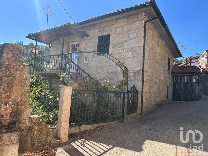 Moradia T4 em Santa Cruz da Trapa e São Cristóvão de Lafões de 126 m²