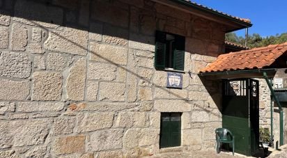 Maison T4 à Santa Cruz da Trapa e São Cristóvão de Lafões de 126 m²