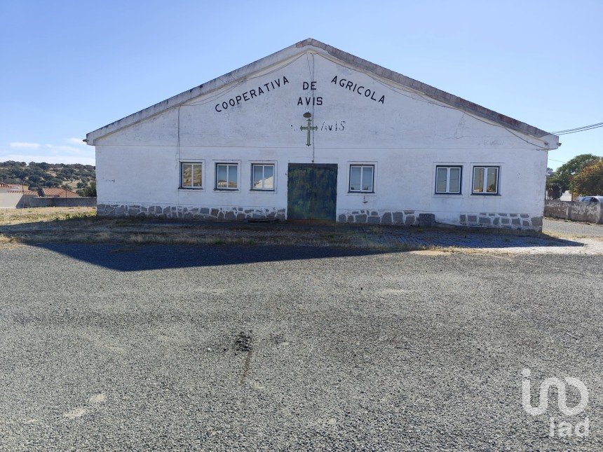 Boutique/Local commercial à Avis de 579 m²