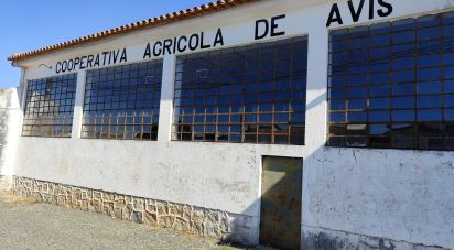 Boutique/Local commercial à Avis de 579 m²