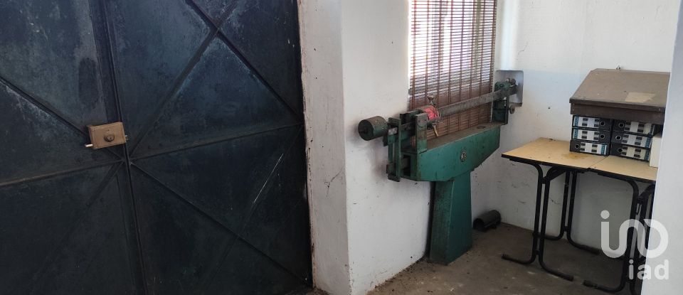 Boutique/Local commercial à Avis de 579 m²