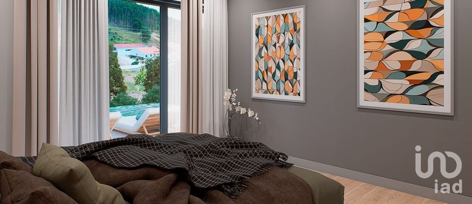 Terreno urbano em Rio Maior de 962 m²