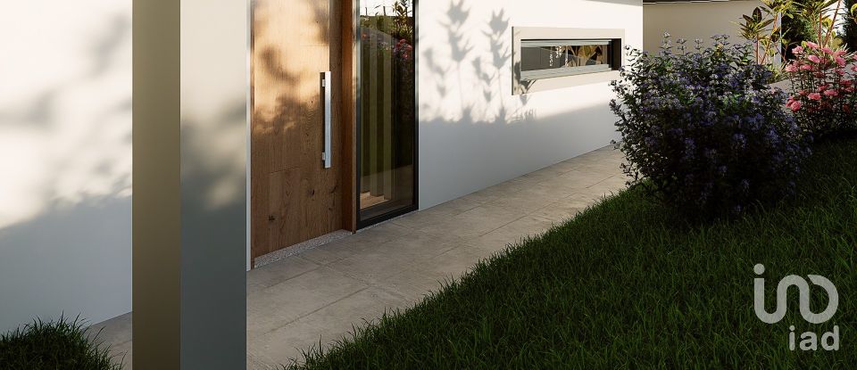 Terreno urbano em Rio Maior de 962 m²