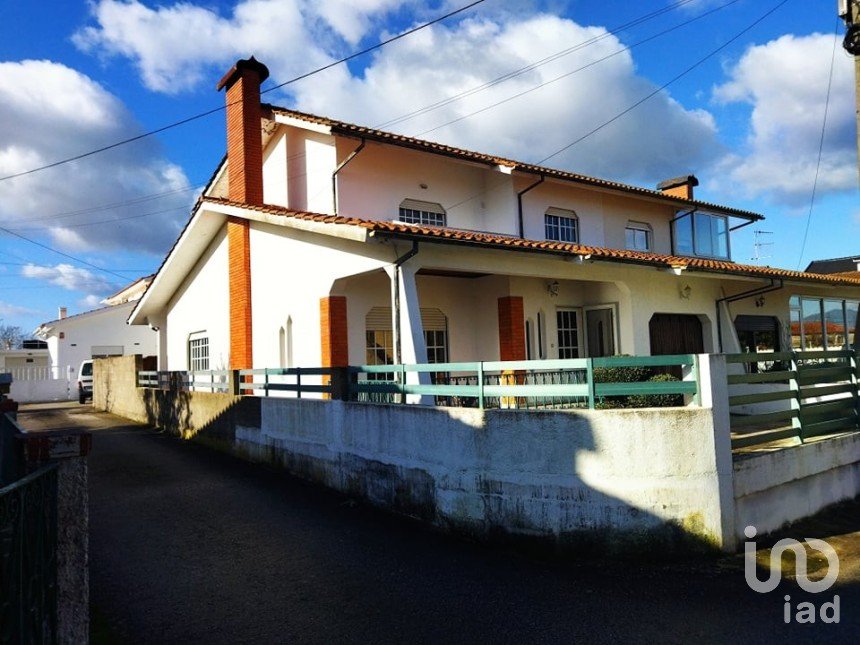Casa tradicional T4 em Campos e Vila Meã de 205 m²