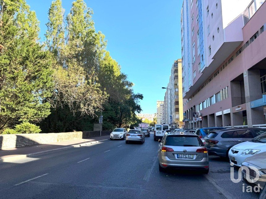 Boutique/Local commercial à Queluz e Belas de 98 m²