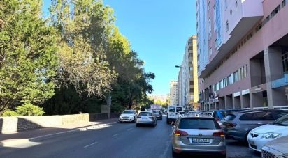 Boutique/Local commercial à Queluz e Belas de 98 m²