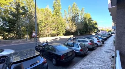 Boutique/Local commercial à Queluz e Belas de 98 m²