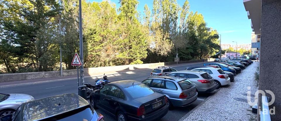 Boutique/Local commercial à Queluz e Belas de 98 m²