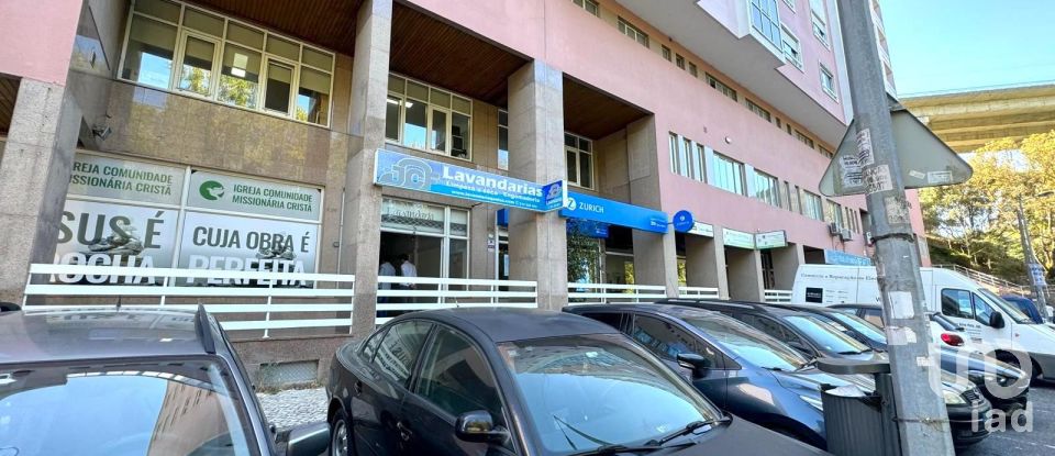 Boutique/Local commercial à Queluz e Belas de 98 m²