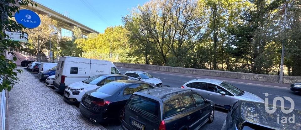 Boutique/Local commercial à Queluz e Belas de 98 m²