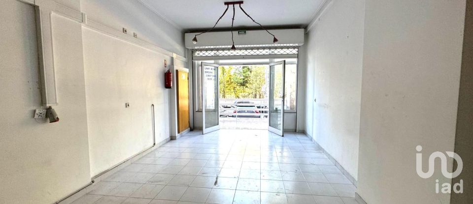 Boutique/Local commercial à Queluz e Belas de 98 m²