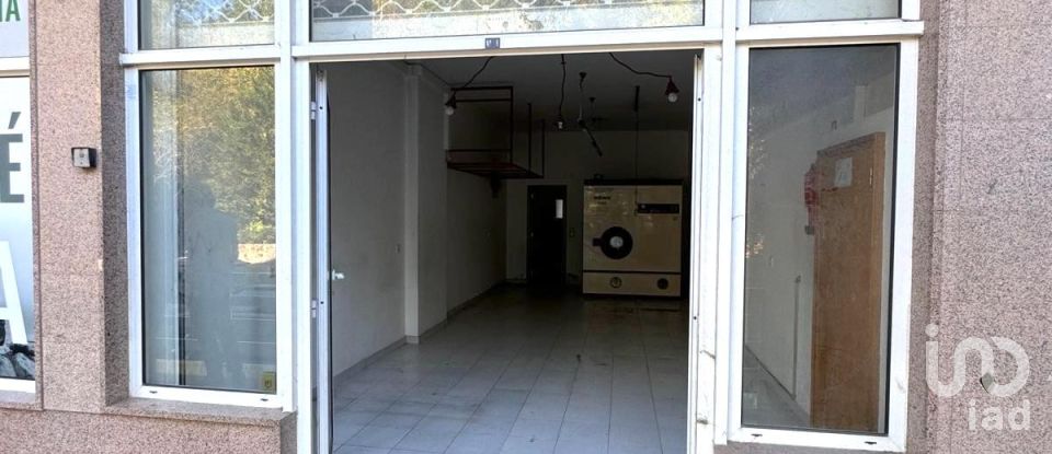 Boutique/Local commercial à Queluz e Belas de 98 m²