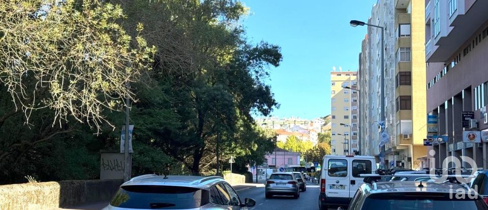 Boutique/Local commercial à Queluz e Belas de 98 m²