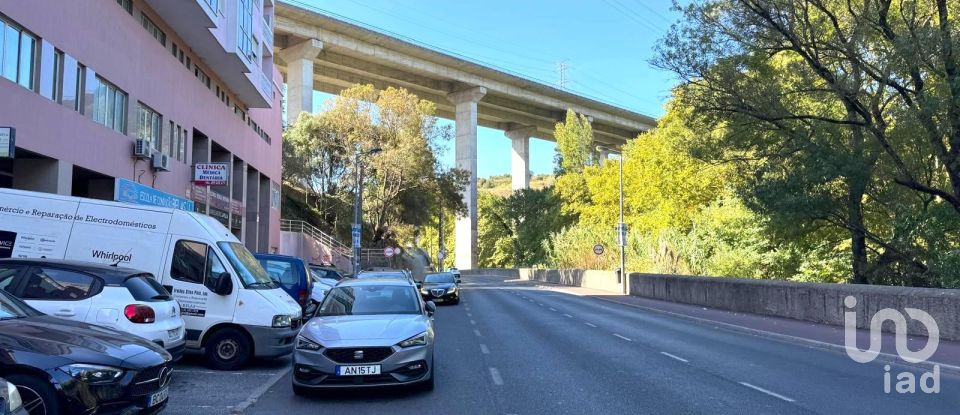 Boutique/Local commercial à Queluz e Belas de 98 m²