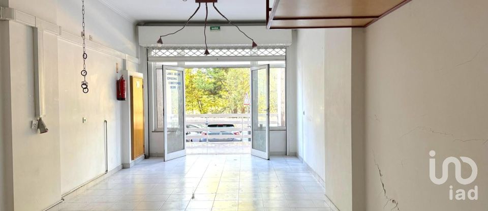 Boutique/Local commercial à Queluz e Belas de 98 m²