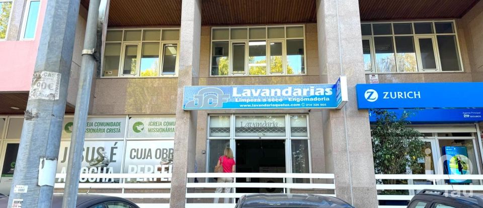 Boutique/Local commercial à Queluz e Belas de 98 m²