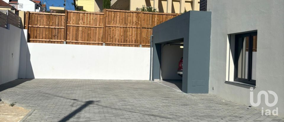 Moradia T4 em Charneca De Caparica E Sobreda de 375 m²