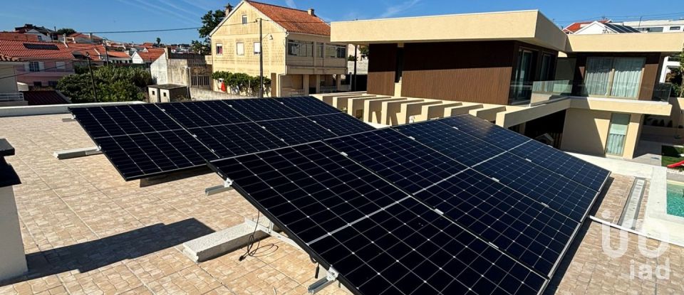 Moradia T4 em Charneca De Caparica E Sobreda de 375 m²