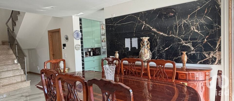 Moradia T4 em Charneca De Caparica E Sobreda de 375 m²