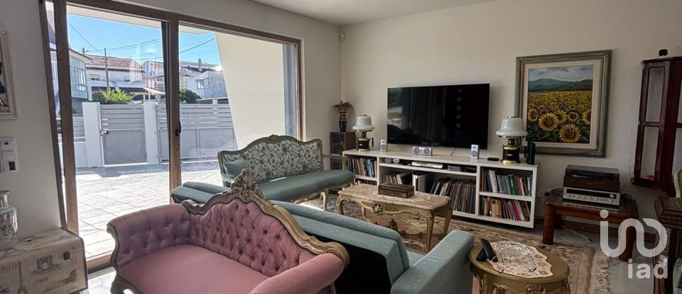 Moradia T4 em Charneca De Caparica E Sobreda de 375 m²