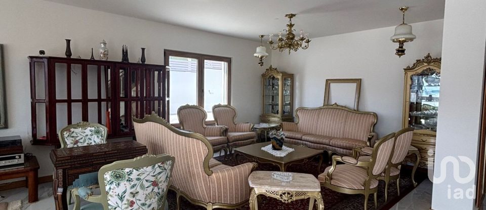 Moradia T4 em Charneca De Caparica E Sobreda de 375 m²