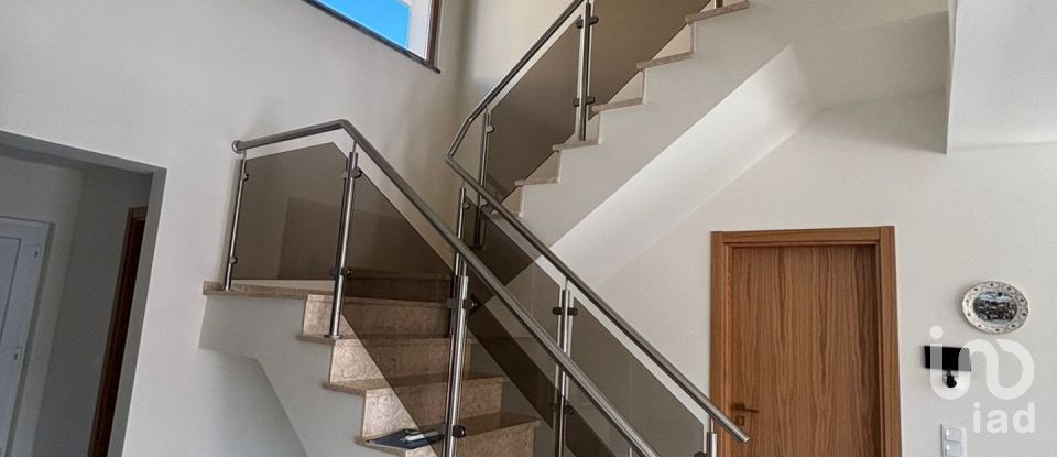 Moradia T4 em Charneca De Caparica E Sobreda de 375 m²