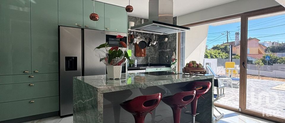 Moradia T4 em Charneca De Caparica E Sobreda de 375 m²