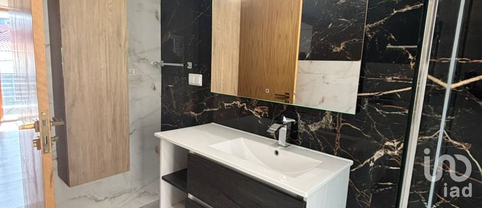 Moradia T4 em Charneca De Caparica E Sobreda de 375 m²