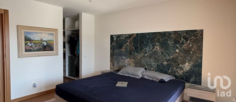 Moradia T4 em Charneca De Caparica E Sobreda de 375 m²