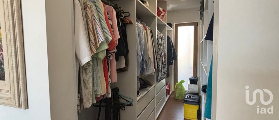 Moradia T4 em Charneca De Caparica E Sobreda de 375 m²