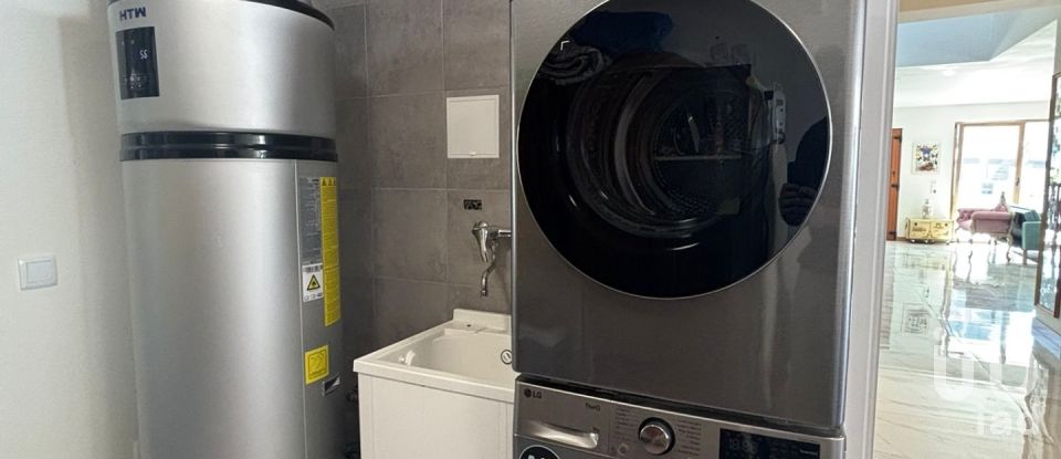 Moradia T4 em Charneca De Caparica E Sobreda de 375 m²