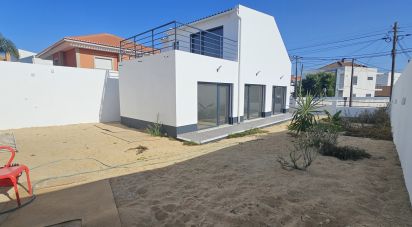 Terrain à bâtir à Charneca De Caparica E Sobreda de 333 m²