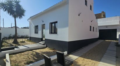 Terrain à bâtir à Charneca De Caparica E Sobreda de 333 m²