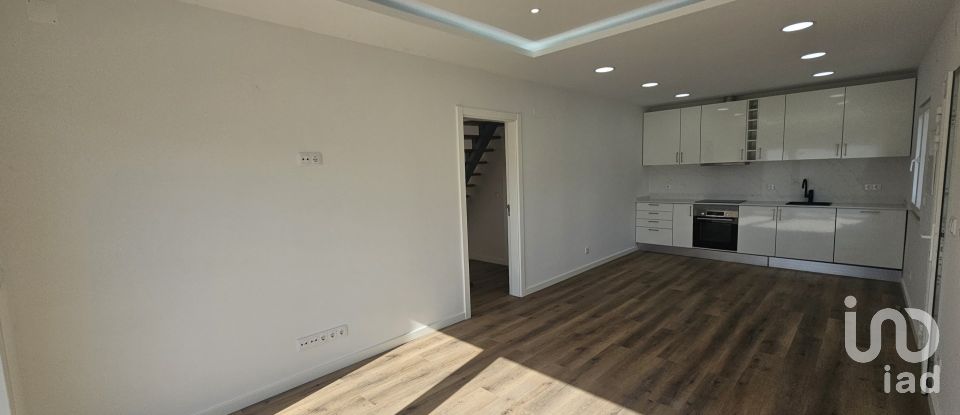 Terreno urbano em Charneca De Caparica E Sobreda de 333 m²