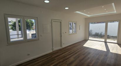 Terrain à bâtir à Charneca De Caparica E Sobreda de 333 m²