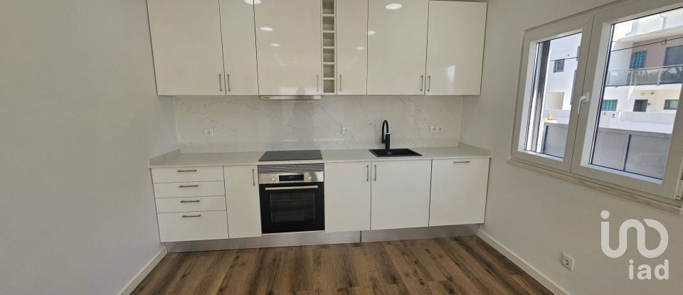 Terreno urbano em Charneca De Caparica E Sobreda de 333 m²