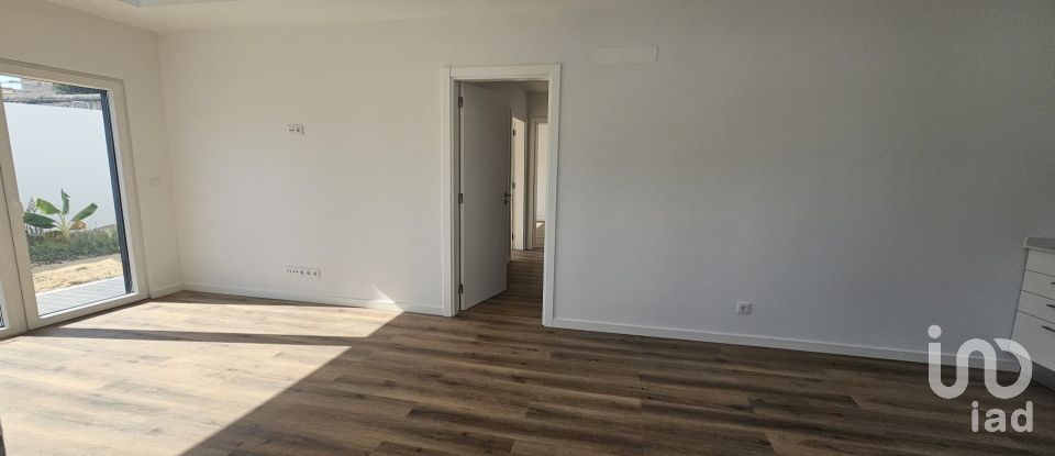 Terreno urbano em Charneca De Caparica E Sobreda de 333 m²