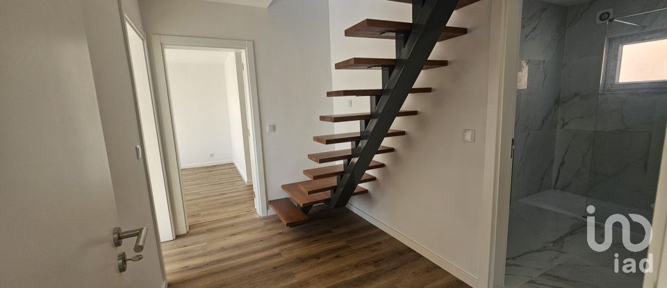 Terreno urbano em Charneca De Caparica E Sobreda de 333 m²