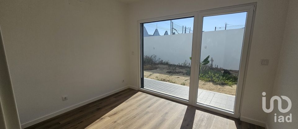 Terreno urbano em Charneca De Caparica E Sobreda de 333 m²