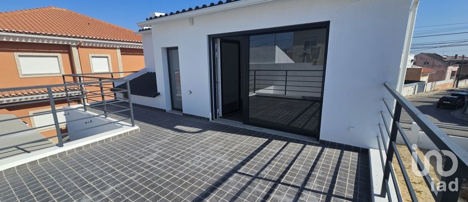 Terreno urbano em Charneca De Caparica E Sobreda de 333 m²