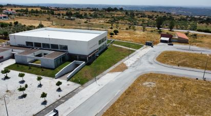 Terrain à Almeida de 550 m²