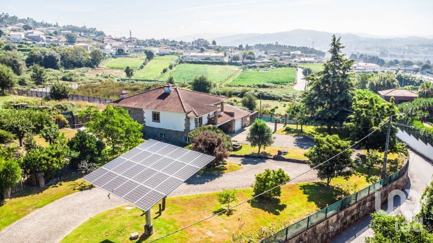 Maison T3 à Oliveira (Santa Maria) de 221 m²