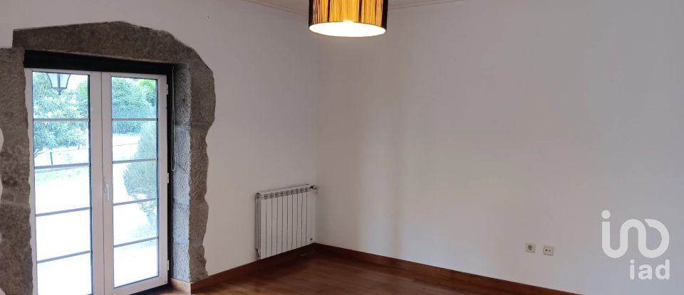 Maison T3 à Oliveira (Santa Maria) de 221 m²