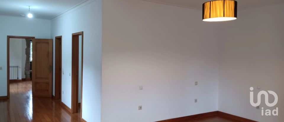 Maison T3 à Oliveira (Santa Maria) de 221 m²