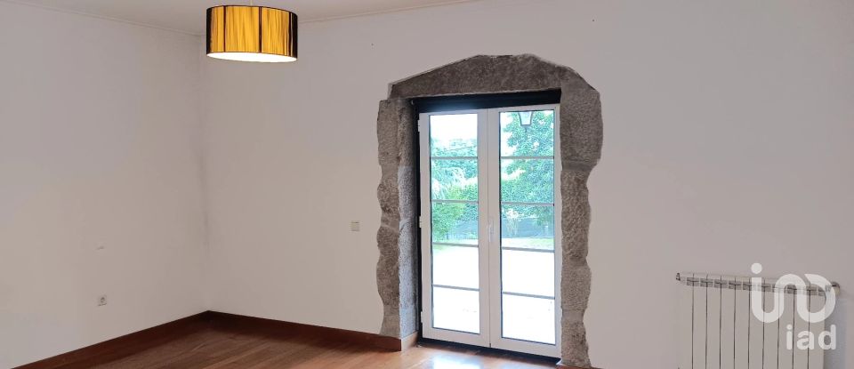 Maison T3 à Oliveira (Santa Maria) de 221 m²