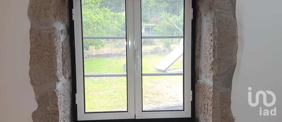 Maison T3 à Oliveira (Santa Maria) de 221 m²