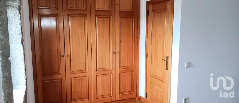 Maison T3 à Oliveira (Santa Maria) de 221 m²